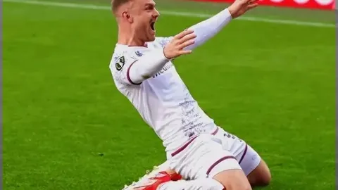 亚冬会高校志愿者奇招频出，冰爪鞋与自创手册展现青春活力——央视新闻客户端报道